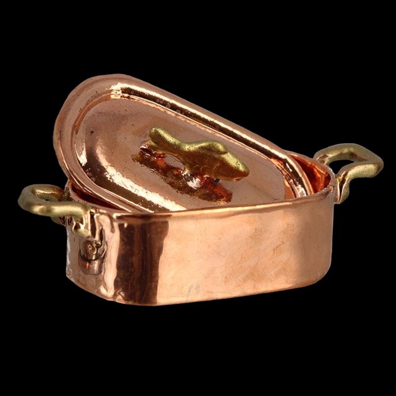 Poissonnière en cuivre pour maison de poupée, couvercle amovible.