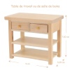 Table de travail en bois vernis brun clair pour maison de poupée avec tiroirs et étagères.
