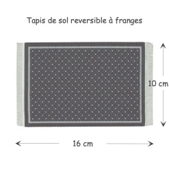 Tapis réversible gris et argenté avec franges pour maison de poupée.
