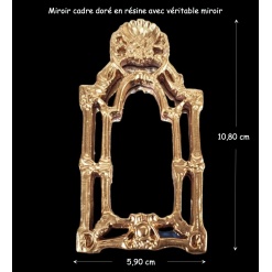 Miroir miniature avec cadre doré en résine pour maison de poupée.