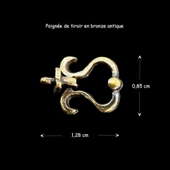 Poignée de tiroir en bronze antique pour maison de poupée.