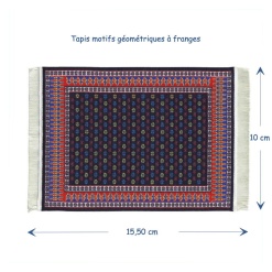 Tapis géométrique multicolore avec franges pour maison de poupée.