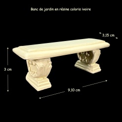 Banc de jardin en résine coloris ivoire pour maison de poupée, élégant et détaillé.