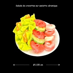 Salade de crevettes sur assiette céramique pour maison de poupée