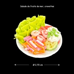 Salade de fruits de mer miniature avec crevettes et légumes pour maison de poupée.