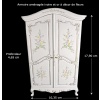 Armoire blanche aménagée peinte avec décor de fleurs pour maison de poupée.