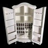Armoire blanche aménagée peinte avec décor de fleurs pour maison de poupée.