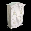 Armoire blanche aménagée peinte avec décor de fleurs pour maison de poupée.