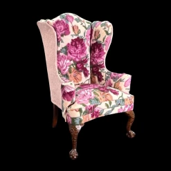 Fauteuil en bois ton noyer avec tissu fleuri, idéal pour maison de poupée.