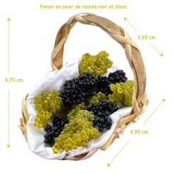 Panier en osier avec raisins noirs et blancs pour maisons de poupées à l’échelle 1:12.