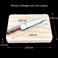 Planche à découper miniature avec couteau amovible pour maison de poupée.