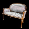 Sofa canapé de style Louis XVI miniature en bois ton noyer et tissu bleu argenté rayé pour maison de poupée, échelle 1:12ᵉ.