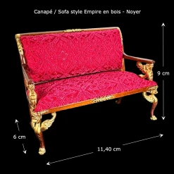 Sofa style Empire en bois de noyer et or avec tissu rouge.