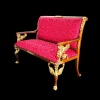 Sofa style Empire en bois de noyer et or avec tissu rouge.