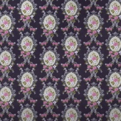 Papier peint médaillon floral miniature style victorien sur fond bleu nuit, idéal pour une décoration classique et élégante.