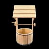 Puits miniature en bois brut avec manivelle fonctionnelle pour maison de poupée. Vue arrière