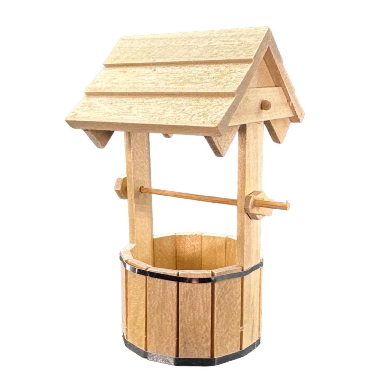 Puits miniature en bois brut avec manivelle fonctionnelle pour maison de poupée. Vue principale