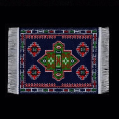Tapis à franges bleu nuit miniature avec motifs géométriques persans.