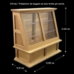 Présentoir de boutique en bois teinté pin vernis, deux portes coulissantes. Vue avec mesures
