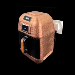 Friteuse électrique miniature cuivrée avec panier amovible pour maison de poupée échelle 1:12. Fond noir