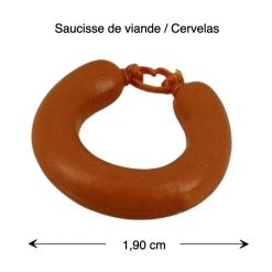 Cervelas miniature réaliste en résine, idéal pour maison de poupée. Accessoire parfait pour une mise en scène culinaire. Avec dimensions