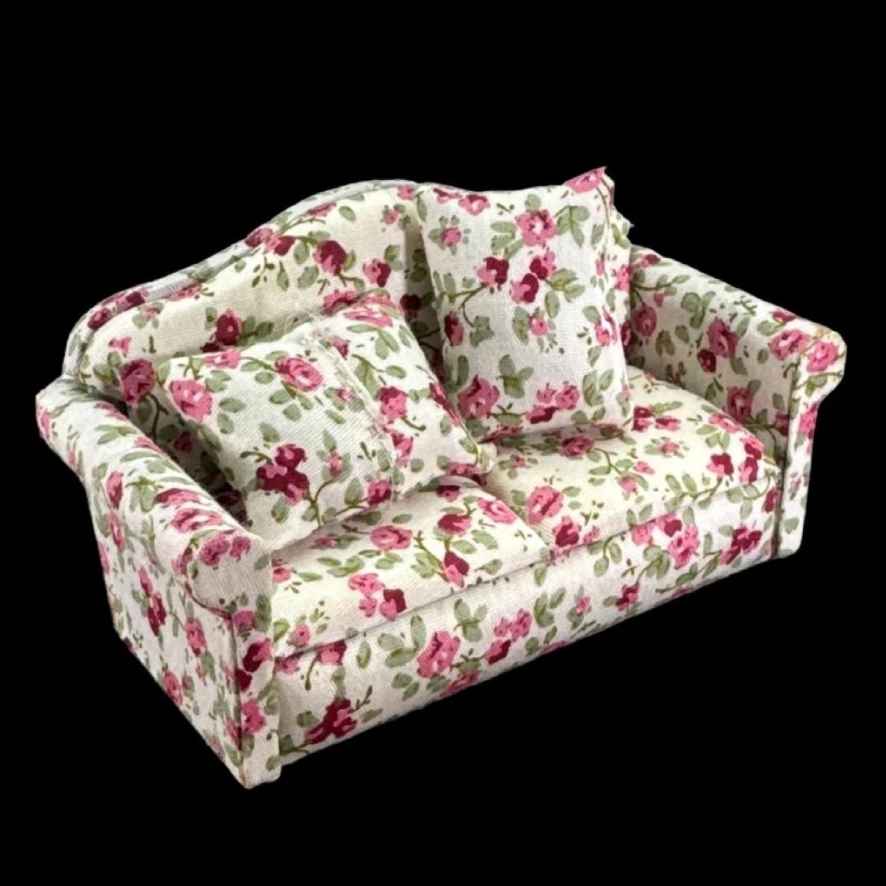 Salon miniature fleuri avec canapé et fauteuils. Design raffiné, structure en bois. Idéal pour un décor romantique et cosy de maison de poupée.Vue du canapé