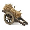 Charette de foin miniature en bois avec bottes de foin, accessoire de ferme pour maison de poupée. Vue de côté 1