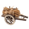 Charette de foin miniature en bois avec bottes de foin, accessoire de ferme pour maison de poupée. Vue de côté 2