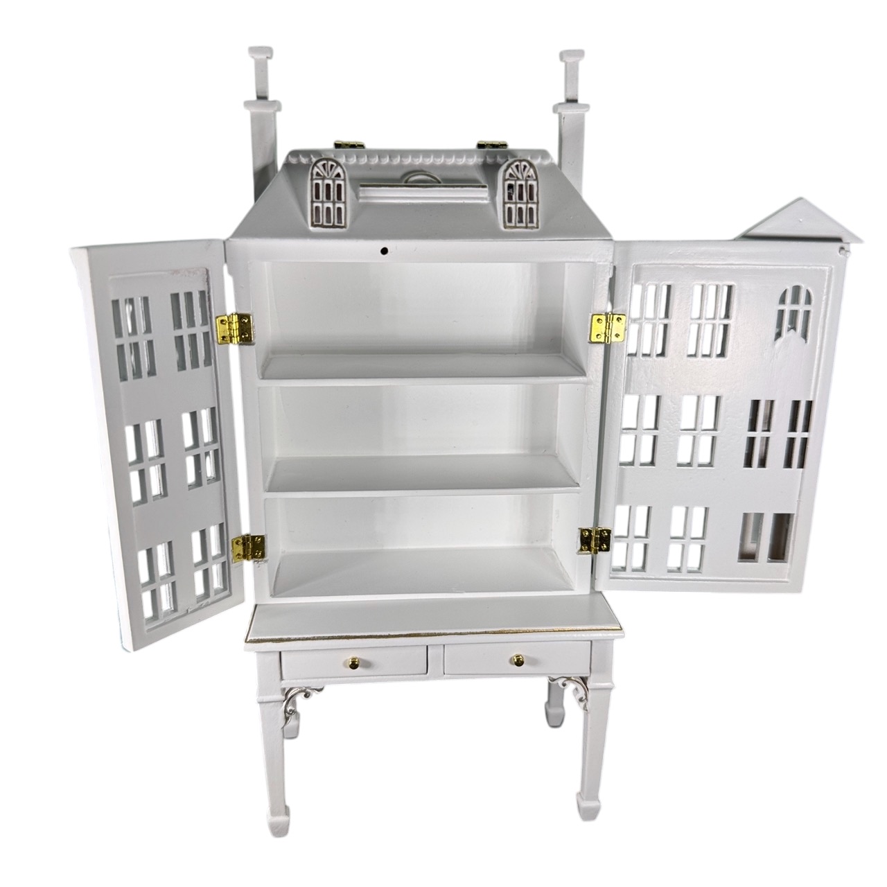 Maison miniature ouvrante avec table et tiroirs, parfaite pour une maison de poupée élégante. Finition blanche avec filets dorés, idéale pour ranger de petits accessoires.Portes ouvertes fond blanc