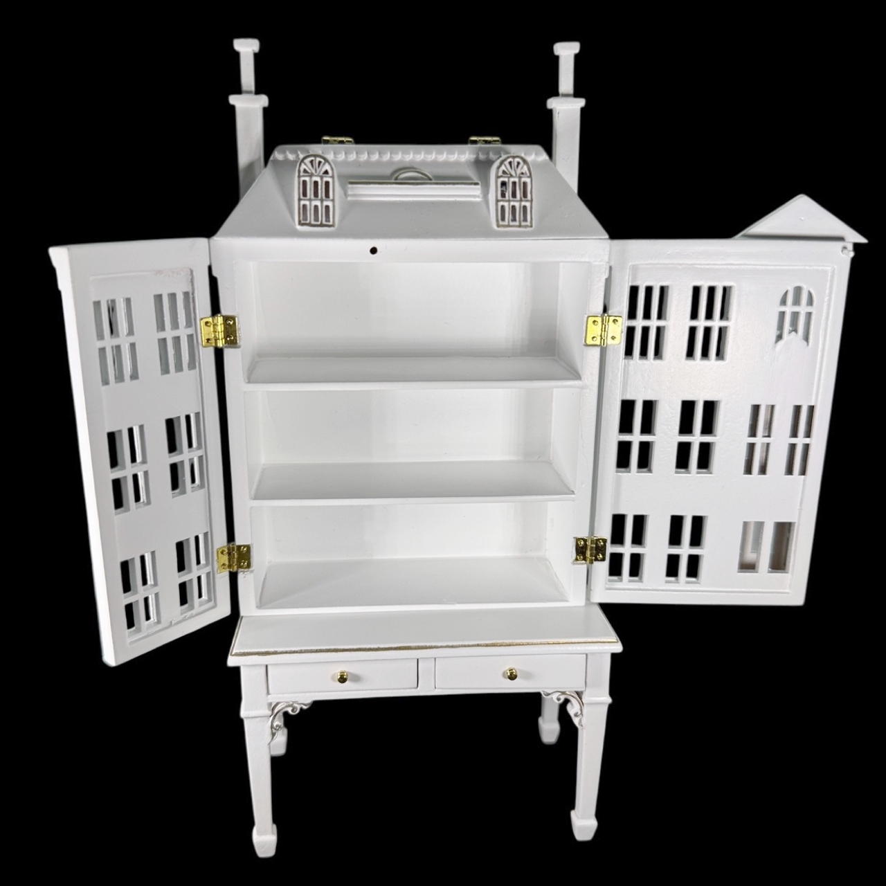 Maison miniature ouvrante avec table et tiroirs, parfaite pour une maison de poupée élégante. Finition blanche avec filets dorés, idéale pour ranger de petits accessoires.Portes ouvertes fond noir
