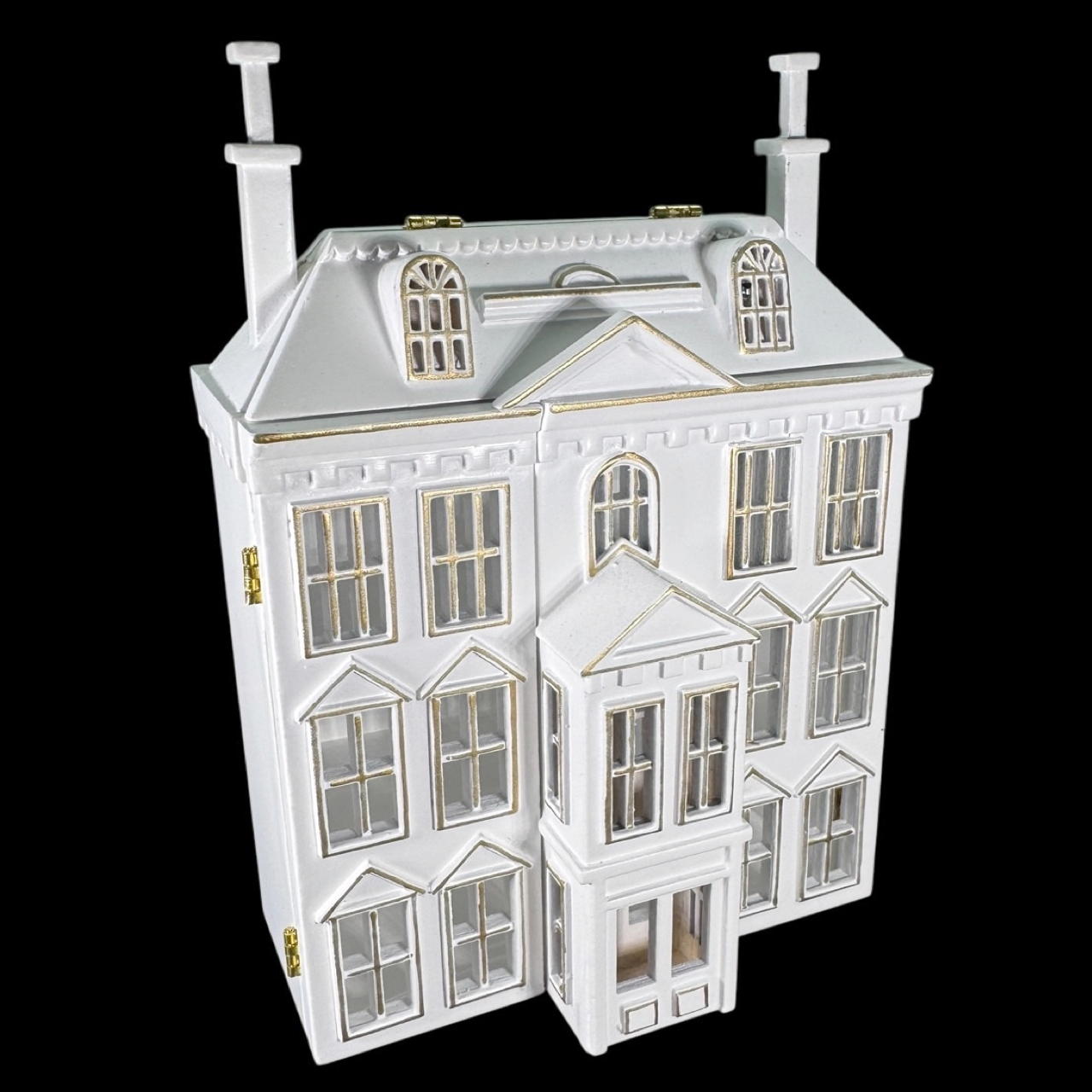 Maison miniature ouvrante avec table et tiroirs, parfaite pour une maison de poupée élégante. Finition blanche avec filets dorés, idéale pour ranger de petits accessoires.Vue de coté sans la table fond noir