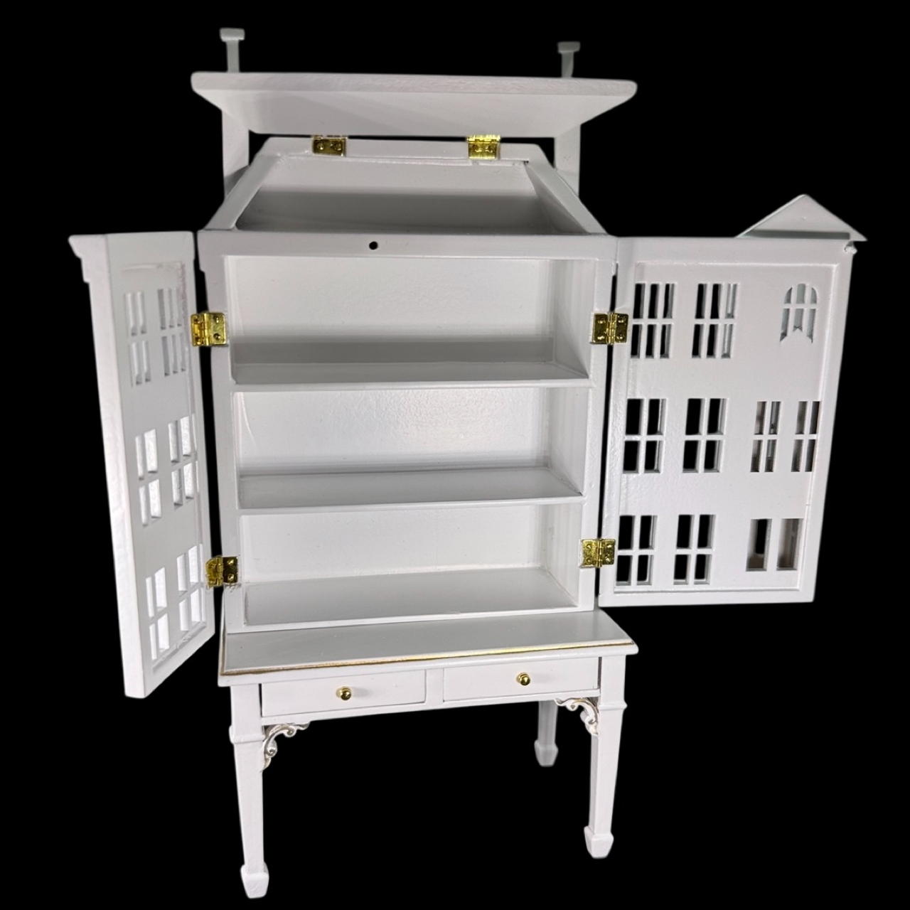 Maison miniature ouvrante avec table et tiroirs, parfaite pour une maison de poupée élégante. Finition blanche avec filets dorés, idéale pour ranger de petits accessoires. Portes et toit ouvert