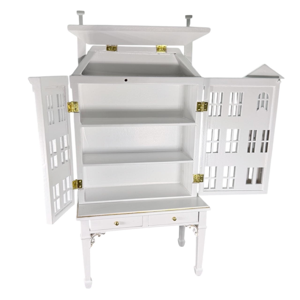 Maison miniature ouvrante avec table et tiroirs, parfaite pour une maison de poupée élégante. Finition blanche avec filets dorés, idéale pour ranger de petits accessoires. Portes et toit ouvert, fond blanc