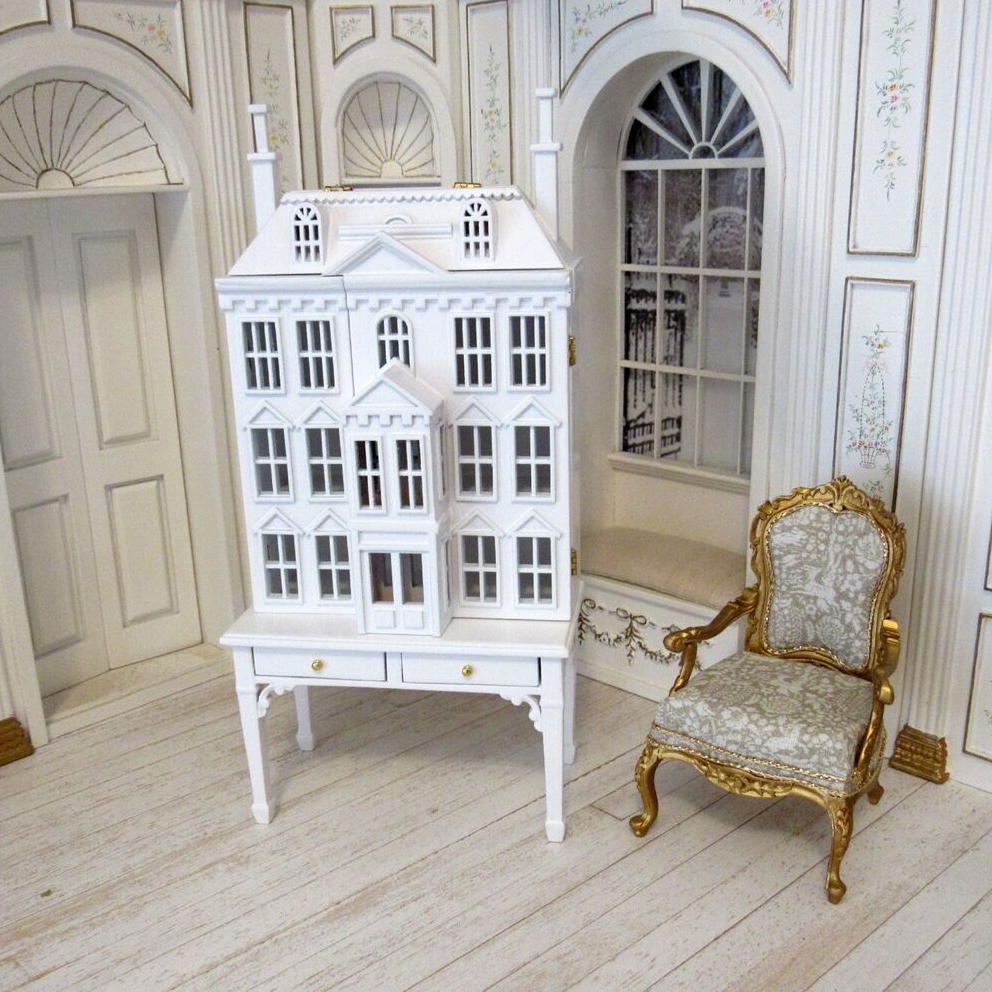 Maison miniature ouvrante avec table et tiroirs, parfaite pour une maison de poupée élégante. Finition blanche avec filets dorés, idéale pour ranger de petits accessoires.Table seule avec tiroirs ouverts. Dans un décor de prestige