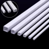 Goulottes en PVC blanc 2 mm x 2 mm pour cacher les câbles électriques en miniature, idéales pour maison de poupée ou projets de modélisme. Vue principale