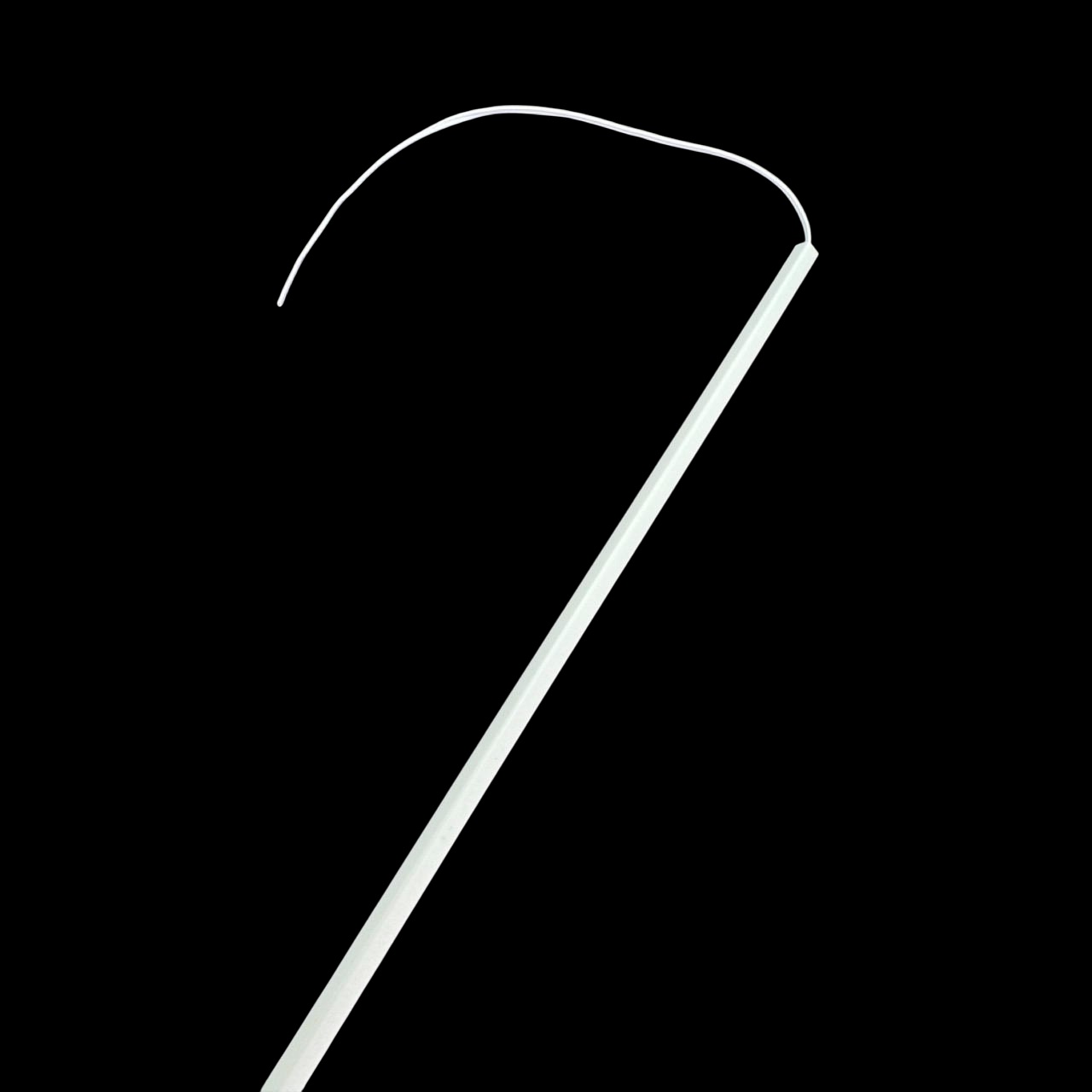 Goulottes en PVC blanc 2 mm x 2 mm pour cacher les câbles électriques en miniature, idéales pour maison de poupée ou projets de modélisme. Exemple avec 1 cable