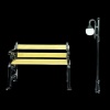 Banc et lampadaire miniatures en métal peint sur fond noir