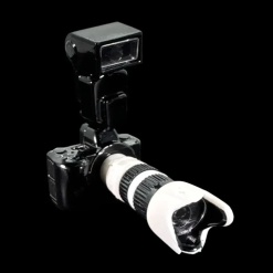 Appareil photo reflex miniature en métal avec flash et téléobjectif — vue de l'appareil monté avec téléobjectif fond noir