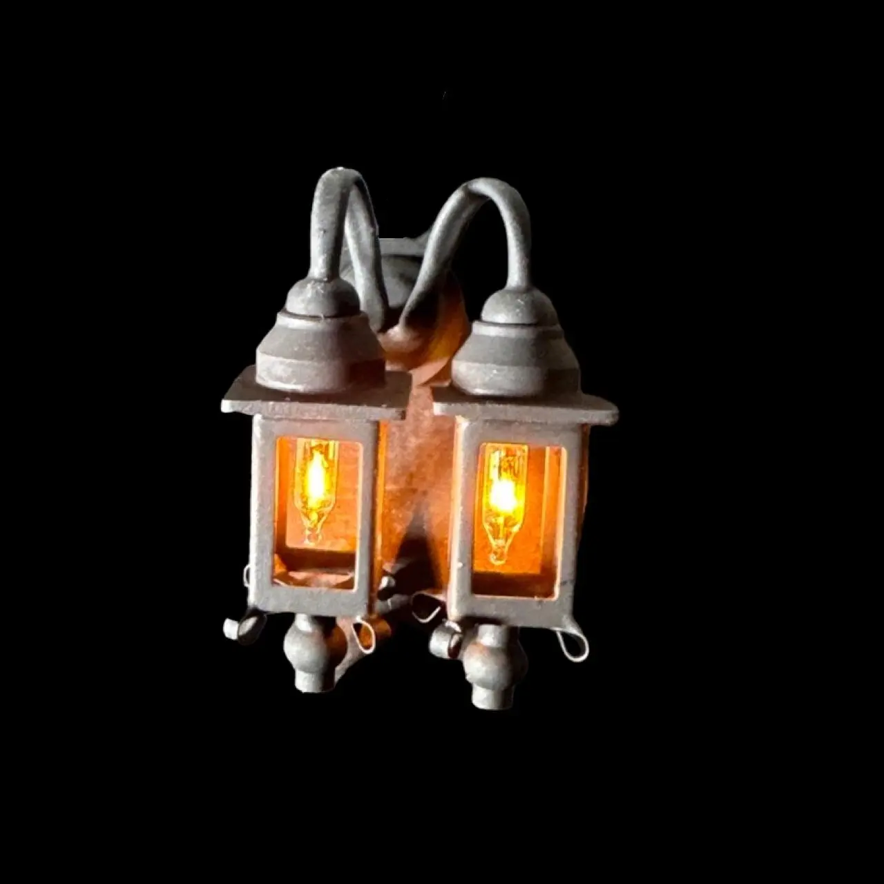 Applique double en métal noir 12 volts pour maison miniature 1/12ᵉ vue principale fond noir éclairée
