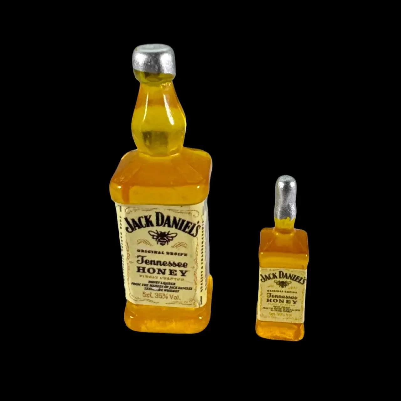 Lot de deux bouteilles Jack Daniel’s Honey en résine — vue principale
