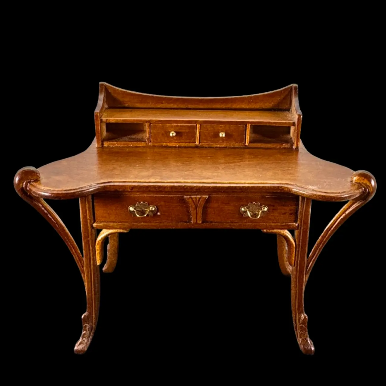 Bureau art nouveau miniature en bois noyer, tiroirs ouvrants — vue de face