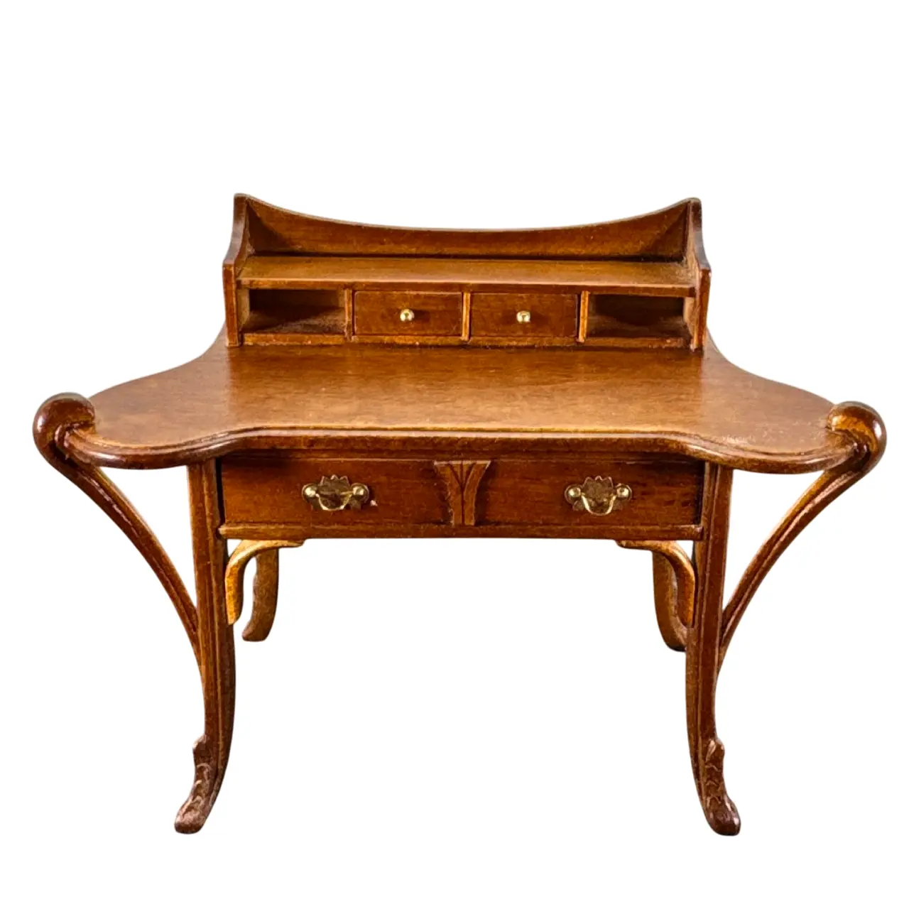 Bureau art nouveau miniature en bois noyer, tiroirs ouvrants — vue de face fond blanc