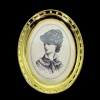 Cadre photo miniature ovale doré avec portrait de dame ancienne – échelle 1/12ᵉ vue principale