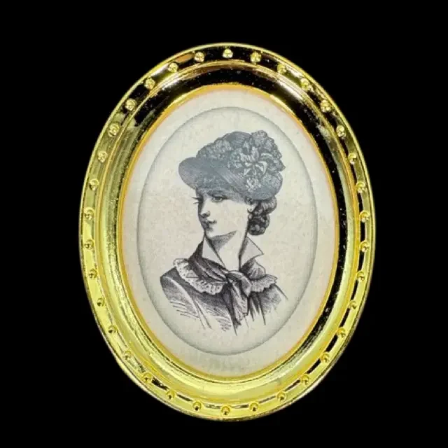 Cadre photo miniature ovale doré avec portrait de dame ancienne – échelle 1/12ᵉ vue principale