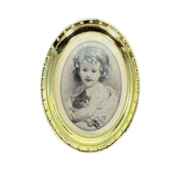 Cadre doré miniature avec enfant tenant un chat vue principale avec fond blanc