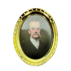 Cadre photo ovale doré pour maison de poupée – portrait ancien moustachu – vue fond blanc