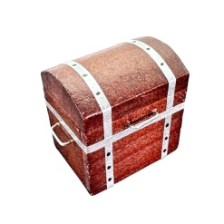 Malle en bois miniature 1/12ᵉ, teinte acajou, style voyage, non ouvrante avec fausses ferrures, vue principale fond blanc