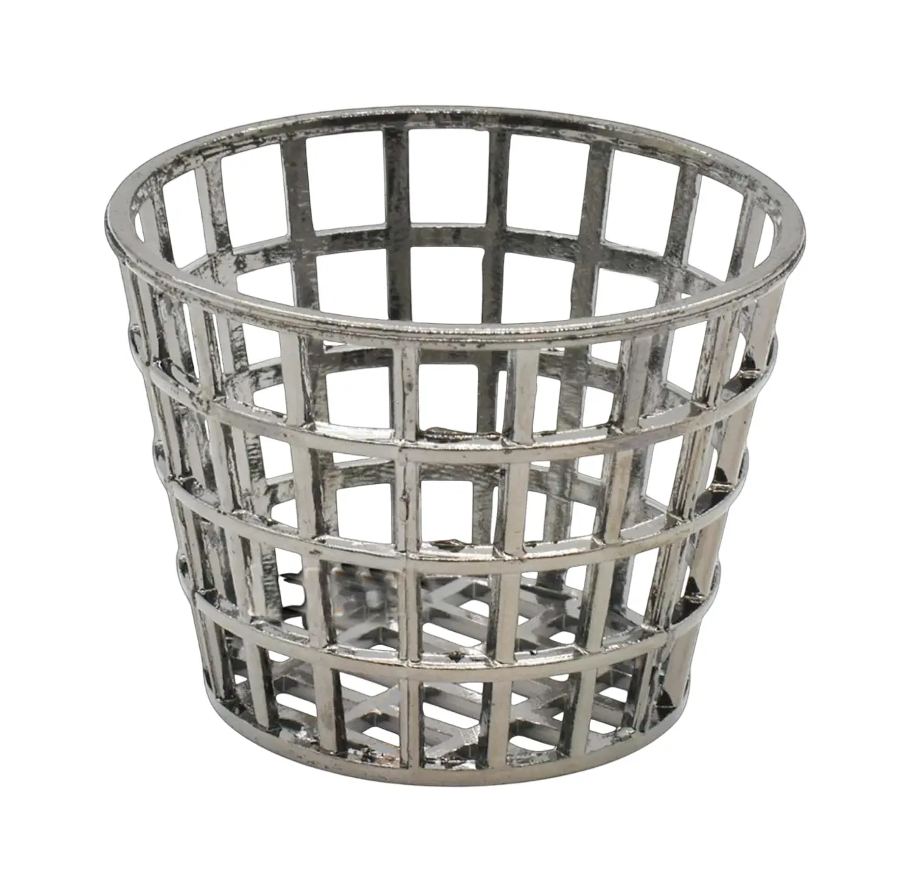 Panier en métal ajouré miniature argenté fond blanc