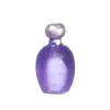 Bouteille de parfum violette en résine, vue principale fond blanc