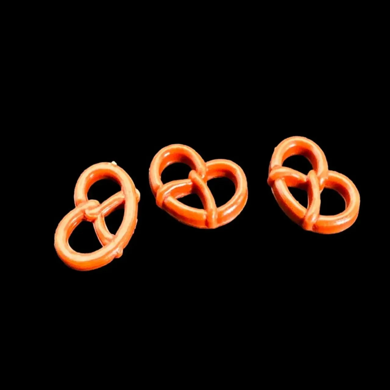 Lot de trois bretzels alsacien miniature en résine vue principale